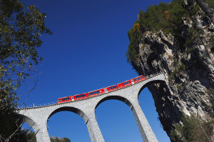 Paesaggi mozzafiato si ammirano dai treni svizzeri