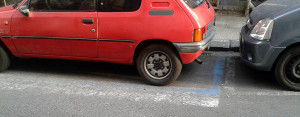 Automobile parcheggiata sulle strisce pedonali