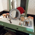 Il tavolino del trucco con gli oggetti personali usati dal maestro