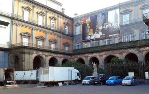 Pubblicità sulla facciata di Palazzo Reale a Napoli