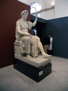 La statua di Augusto che apre la Mostra