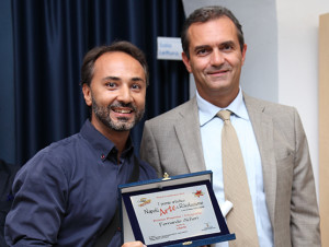 Fernando Alfieri mostra il suo premio in compagnia del sindaco Luigi De Magistris