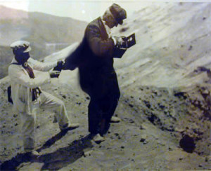 Giuseppe Mercalli sul bordo del cratere dopo l'eruzione del 1906