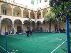 Il campo da gioco ricavato in una delle due corti dell'Istituto Montecalvario