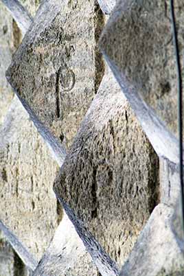 Le lettere aramaiche sulle pietre del bugnato