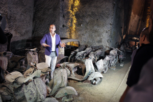 Gianluca Minin fa da cicerone nel Tunnel Borbonico.