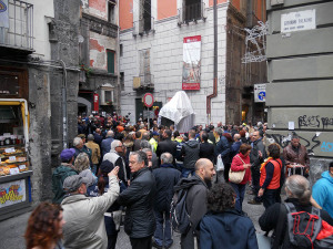 La folla circonda la statua del Nilo prima dell'inaugurazione