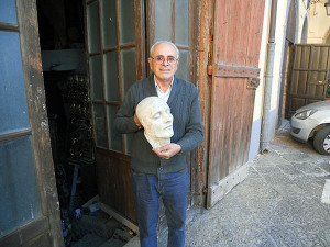 Lo scultore Luigi Mazzella mostra il calco del volto di Napoleone
