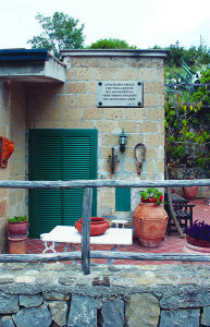 La villa cilentana degli artisti Mazzella con la lapide che ricorda Palma Bucarelli
