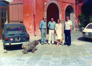 Da sinistra, Rosario e Luigi Mazzella, Palma Bucarelli ed Elio Mazzella nel cortile di Villa Haas, al Vomero