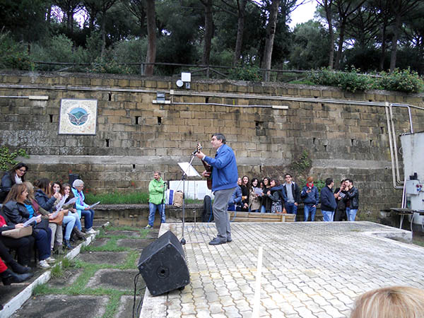 Il dirigente scolastico Vincenzo Boccardi, autore del testo e della musica di " ‘O Canto ‘e Monte Nuovo"