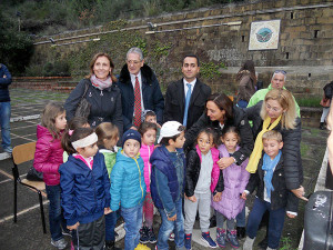 Rodolfo Coccioni e Luigi Di Maio con i bambini e le insegnanti della scuola elementare Marconi di Pozzuoli